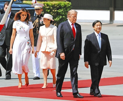トランプ大統領らと歩く両陛下